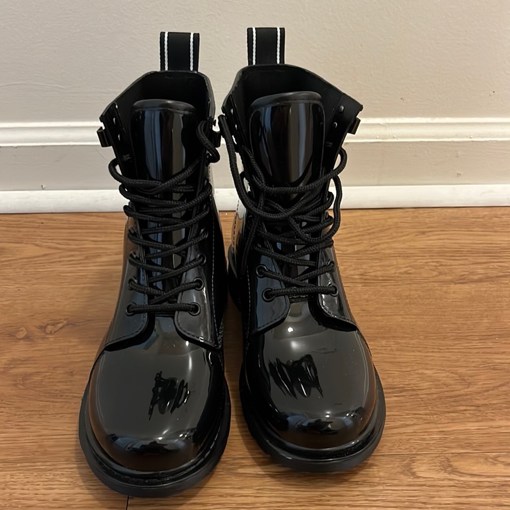mk boots perfect condition, ever worn too small I bought the wrong size.